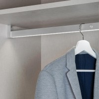Emuca Barra para armario con luz LED, regulable 558-708 mm, batería extraible, sensor de movimiento, Luz Blanca natural